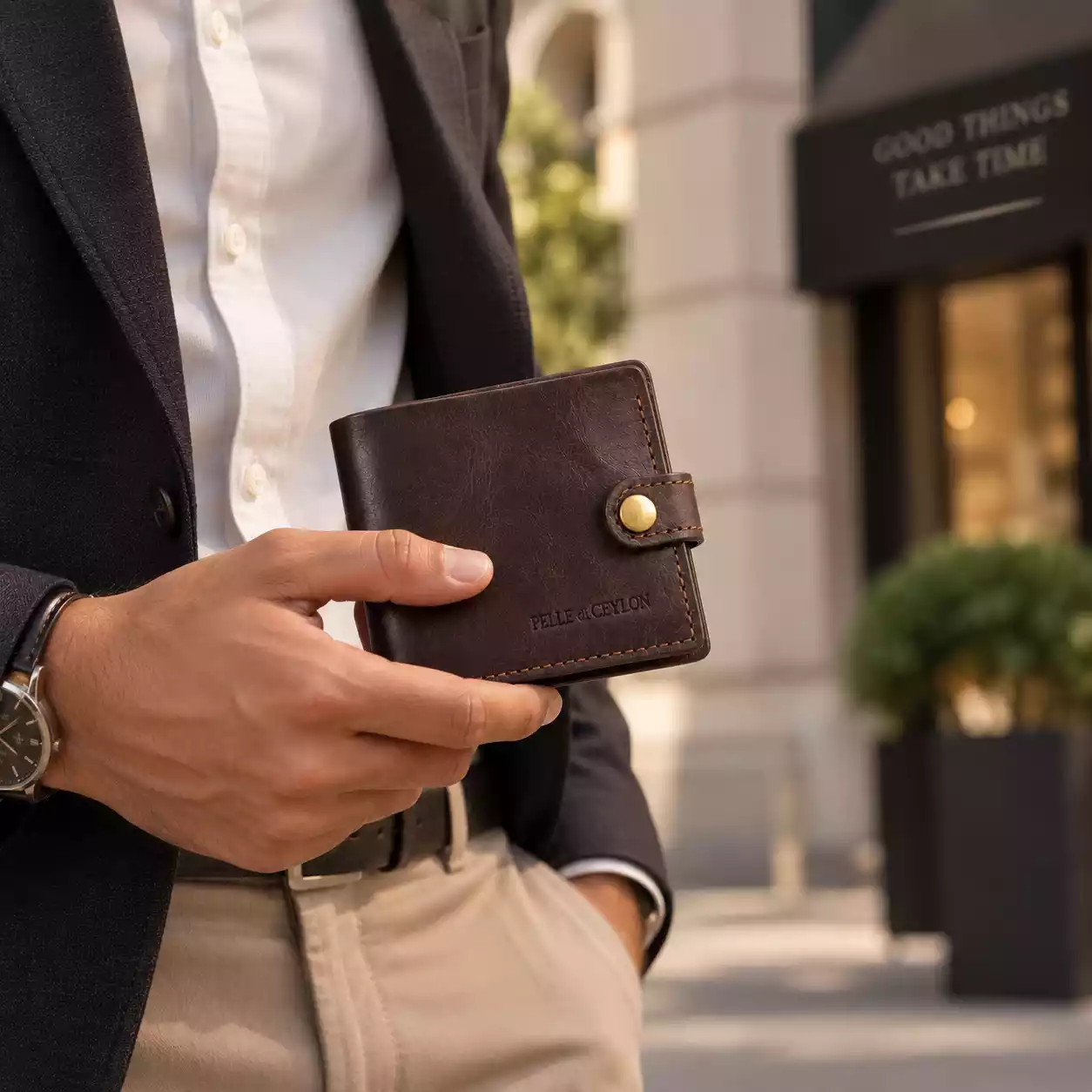 Trifold Wallet – Dark Coffee Brown Leather Wallet use